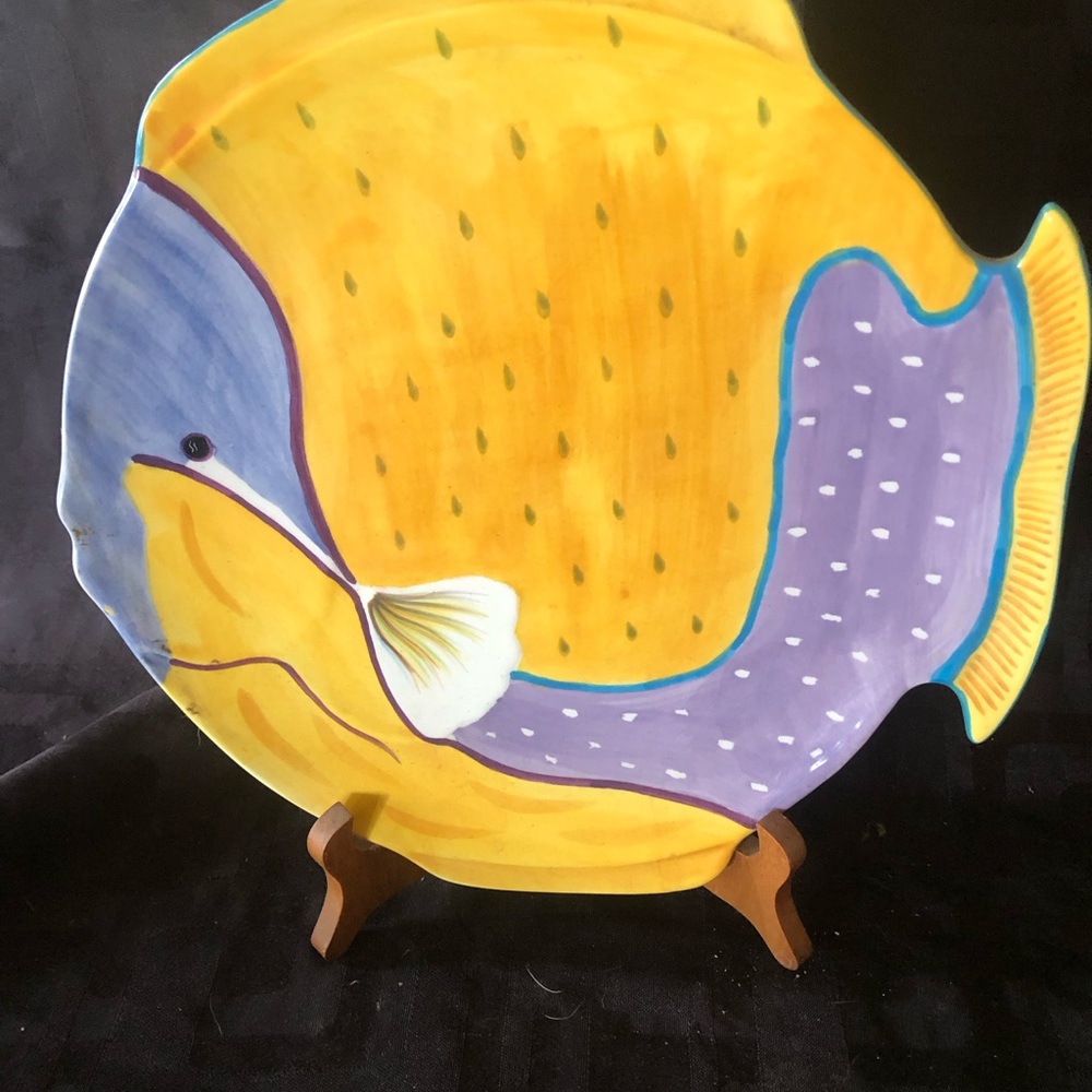 Studio Nova Vibrant Fish-Shaped Plate